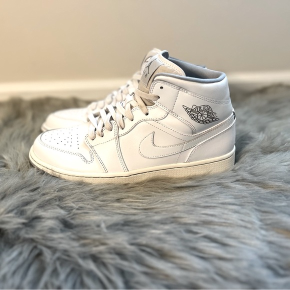 Nike Air Jordan 1 Mid ‘White Wolf Grey’ Shoes Men’s size 10.5 - Picture 2 of 8